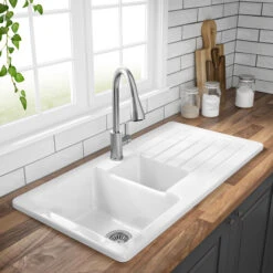 Butler & Rose Farmhouse 1.5 Bowl White Ceramic Kitchen Sink With Reversible Drainer - 1000mm X 500mm -Vado Sale Store butler and rose farmhouse 1 5 bowl ceramic sink lifestyle 1