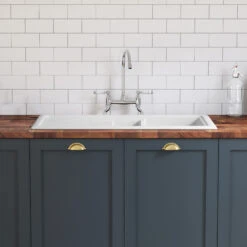 Butler & Rose 1.5 Bowl White Ceramic Kitchen Sink With Reversible Drainer - 1010mm X 525mm -Vado Sale Store ct115t1000 butlerrosebelfast1.5b roxorsink ls c1 1