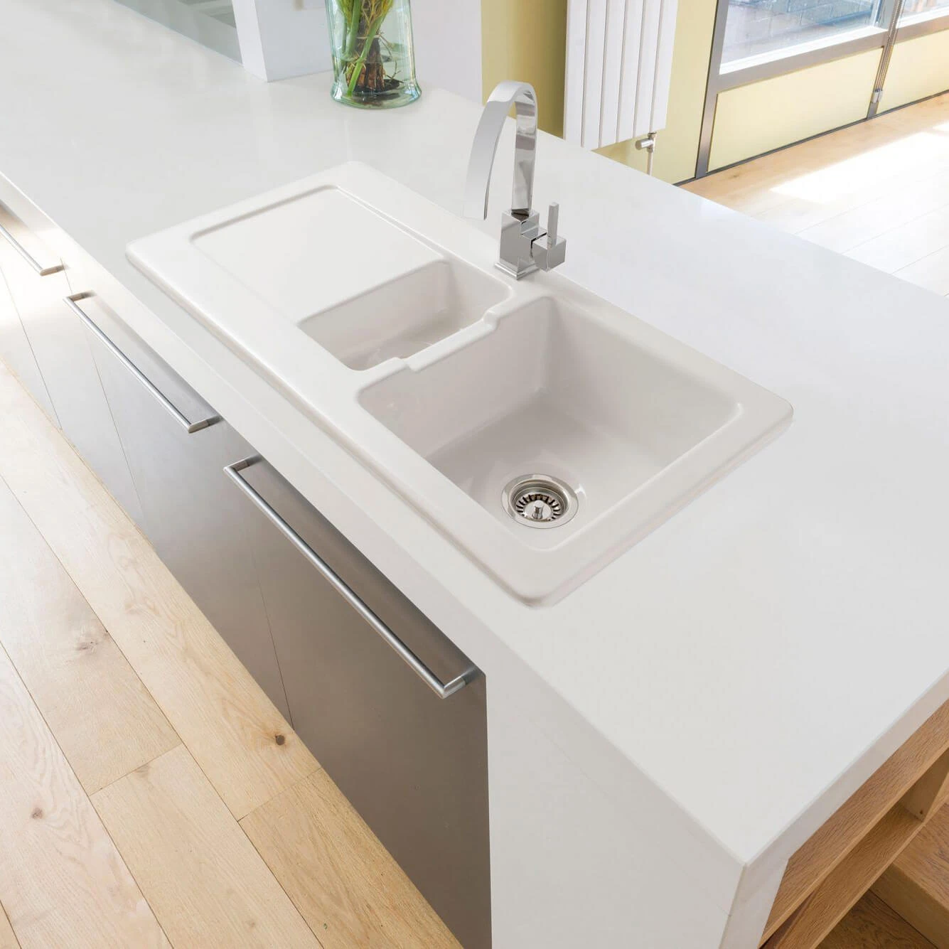Caple Foxboro 1.5 Bowl White Ceramic Kitchen Sink With Reversible Drainer - 1000 X 500mm 4 Caple Foxboro 1.5 Bowl White Ceramic Kitchen Sink With Reversible Drainer - 1000 X 500mm - Image 2