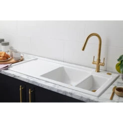 Thomas Denby Lydian Chef 1.5 Bowl White Ceramic Kitchen Sink & Regency Copper Presto Automatic Waste With Left Hand Drainer - 1000 X 510mm -Vado Sale Store thomas denby lydian chef white ceramic kitchen sink lifestyle 2 lh