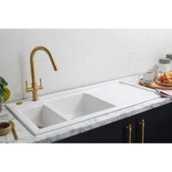 Thomas Denby Lydian Chef 1.5 Bowl White Ceramic Kitchen Sink & Regency Copper Presto Automatic Waste With Left Hand Drainer - 1000 X 510mm -Vado Sale Store thomas denby lydian chef white ceramic kitchen sink lifestyle 2 rh