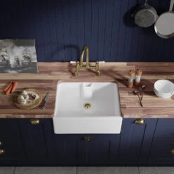 Thomas Denby Norfolk Belfast 1 Bowl Gloss White Ceramic Kitchen Sink & Gold Waste - 595 X 460mm -Vado Sale Store thomas denby norfolk belfast 1 bowl ceramic sink lifestyle 3