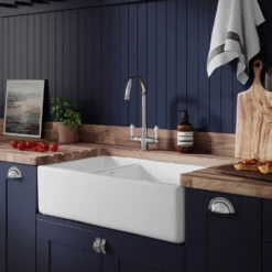Thomas Denby Suffolk Belfast 1.5 Bowl Gloss White Ceramic Kitchen Sink & Regency Copper Waste - 795 X 465mm -Vado Sale Store thomas denby suffolk belfast 1 5 bowl ceramic sink lifestyle 2 rh