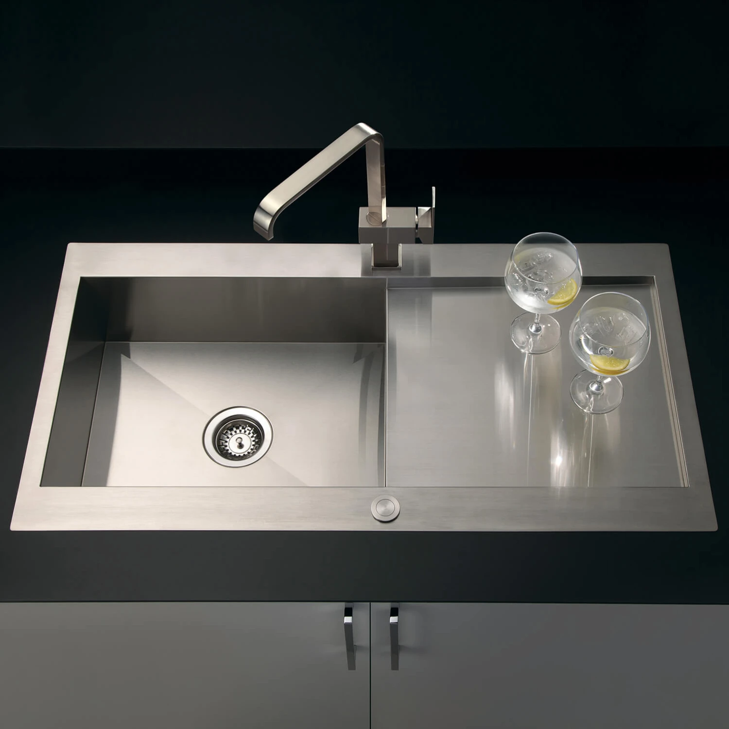 Vellamo Peak 1 Bowl Satin Stainless Steel Sink & Waste With Reversible Drainer - 1000 X 500mm 3 Vellamo Peak 1 Bowl Satin Stainless Steel Sink & Waste With Reversible Drainer - 1000 X 500mm